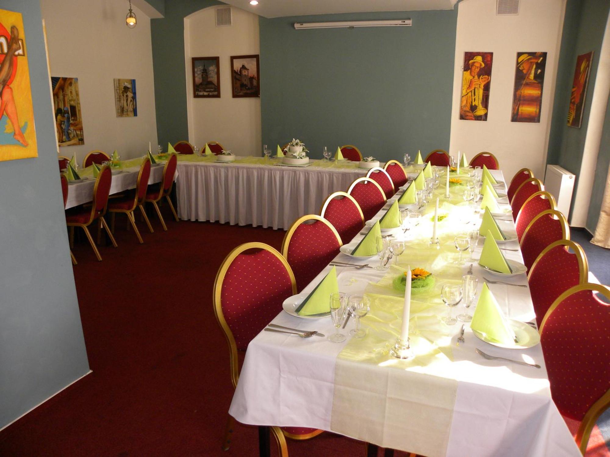 Hotel Cerny Orel Zatec المظهر الخارجي الصورة
