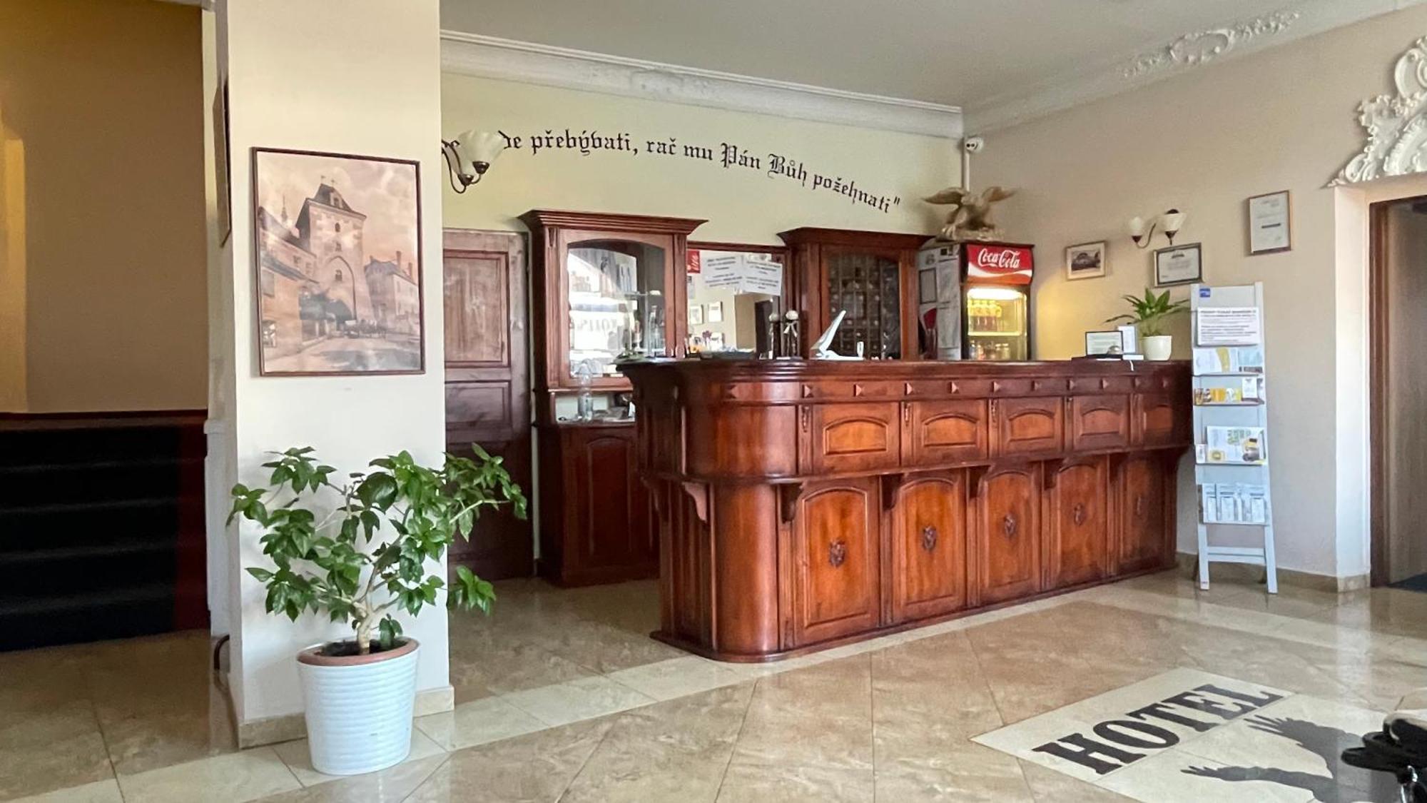 Hotel Cerny Orel Zatec المظهر الخارجي الصورة